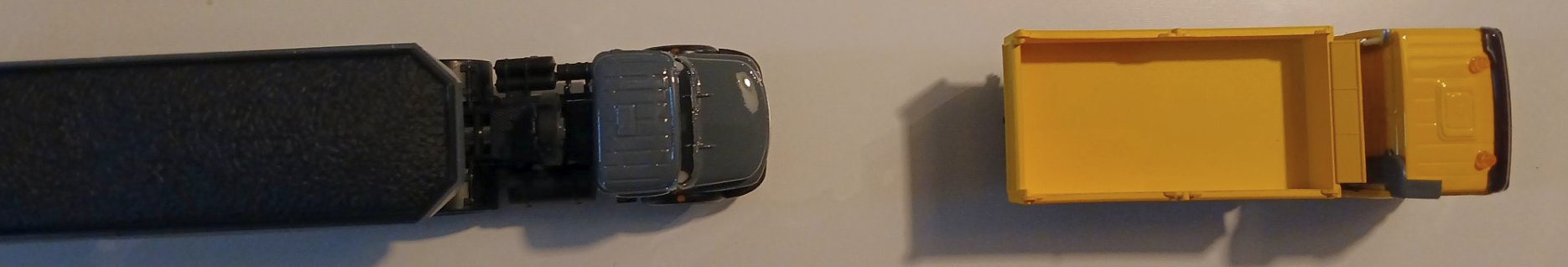 Autos der Modellbahn-Analge.de parken hintereinander